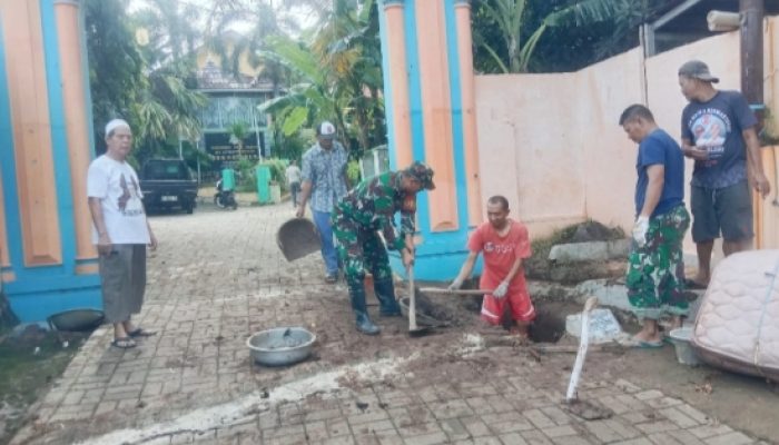 Babinsa Koramil 2303/Pulomerak Gelar Karya Bakti, Bersihkan Drainase dan Bantu Pembangunan Rumah Warga