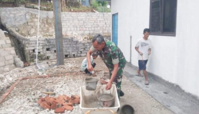 Babinsa Koramil 2307/Ciwandan Perkuat Gotong Royong Lewat Karya Bakti Pembangunan Jalan dan Rumah Warga