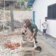 Babinsa Koramil 2307/Ciwandan Perkuat Gotong Royong Lewat Karya Bakti Pembangunan Jalan dan Rumah Warga