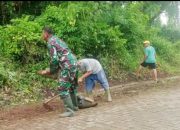 Babinsa Koramil 2302/Bojonegara Gotong Royong Bersihkan Sungai dan Parit Demi Lingkungan Sehat
