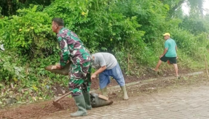 Babinsa Koramil 2302/Bojonegara Gotong Royong Bersihkan Sungai dan Parit Demi Lingkungan Sehat