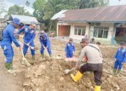 Personel Brimob Lanjutkan Bersih-bersih Rumah Warga dan Buat Saluran Air di Sumbar