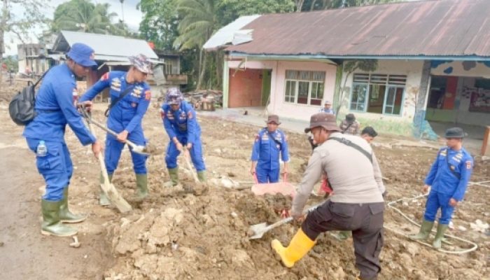 Personel Brimob Lanjutkan Bersih-bersih Rumah Warga dan Buat Saluran Air di Sumbar