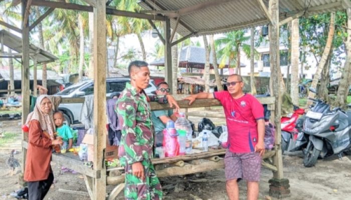 Babinsa Koramil 2304/Anyar Perkuat Komsos Demi Kamtibmas dan Kebersihan Lingkungan Wisata