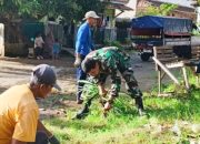 Babinsa Koramil 2303/Pulomerak Gelar Karya Bakti, Wujud Kepedulian Lingkungan dan Kebersamaan