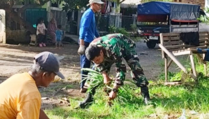 Babinsa Koramil 2303/Pulomerak Gelar Karya Bakti, Wujud Kepedulian Lingkungan dan Kebersamaan