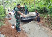 Babinsa Koramil 2306/Mancak Bersama Warga Gelar Karya Bakti, Wujudkan Lingkungan Bersih dan Nyaman