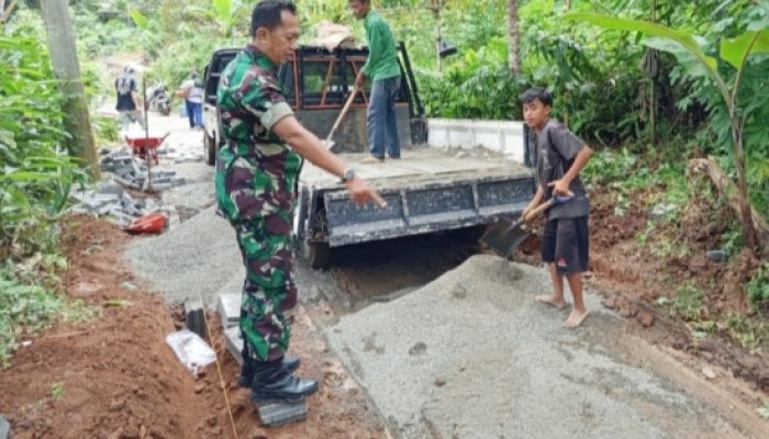 Babinsa Koramil 2306/Mancak Bersama Warga Gelar Karya Bakti, Wujudkan Lingkungan Bersih dan Nyaman
