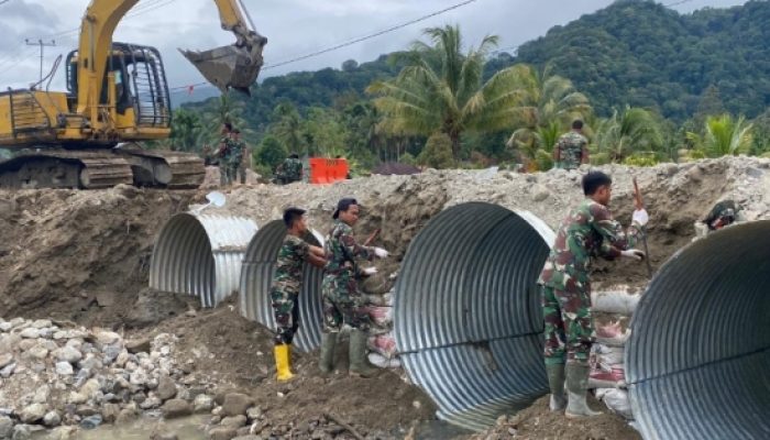 Gotong Royong Warga dan TNI, Jembatan Bailey hingga Armco Dikebut di Sumut dan Sumbar