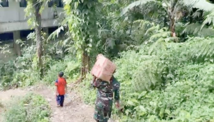 Pastikan Bantuan Sampai ke Desa, TNI Jalan Kaki Distribusikan Logistik Warga Terdampak Bencana