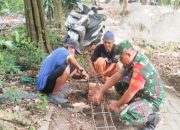 Babinsa Koramil 2307/Ciwandan Gotong Royong Bangun Rumah Warga, Wujud Nyata Kemanunggalan TNI dan Rakyat