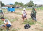 Babinsa Koramil 2304/Anyar Gelar Karya Bakti, Bersihkan Sampah dan Bantu Pembangunan Rumah Warga