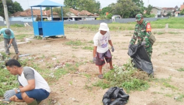Babinsa Koramil 2304/Anyar Gelar Karya Bakti, Bersihkan Sampah dan Bantu Pembangunan Rumah Warga