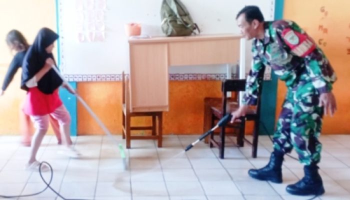 Babinsa Koramil 2301/Cilegon Bersama Warga Gencarkan Karya Bakti Perbaikan Drainase