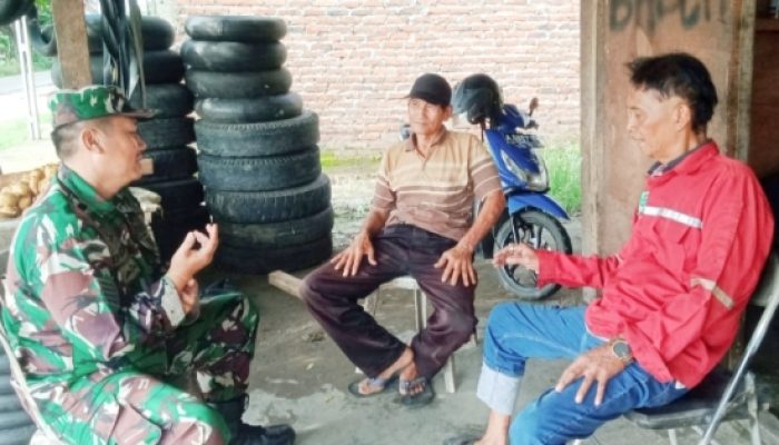Babinsa Koramil 2306/Mancak Aktif Komsos, Wujudkan Gotong Royong Perbaikan Jalan Desa
