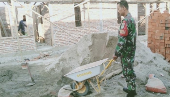 Babinsa Koramil 2305/Cinangka Gelar Karya Bakti, Wujud Kepedulian TNI Bangun Rumah Warga