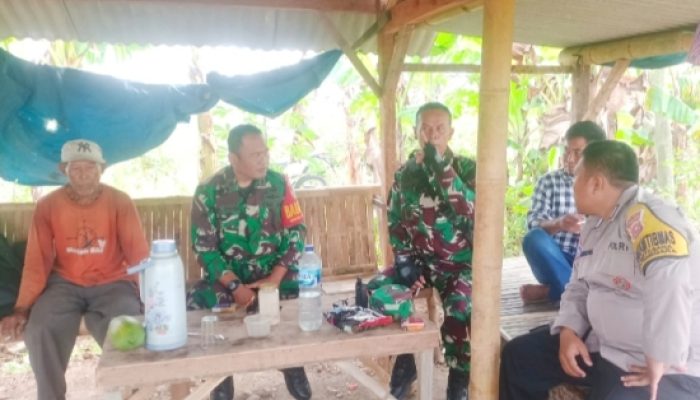 Babinsa Koramil 2302/Bojonegara Perkuat Komsos, Bahas Keamanan dan Gotong Royong Warga