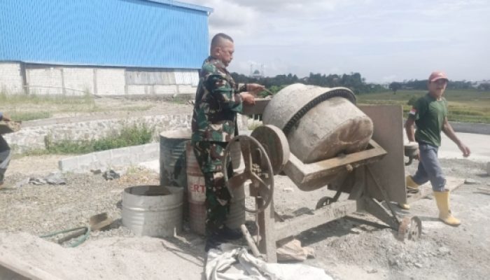 Babinsa Koramil 2306/Mancak Perkuat Gotong Royong Lewat Karya Bakti Pembangunan Rumah Warga
