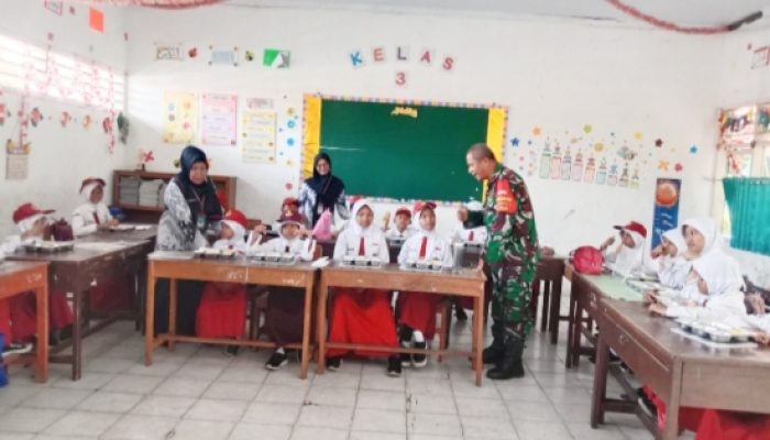 Babinsa Koramil 2303/Pulomerak Aktif Laksanakan Komsos, Bahas Keamanan dan Program Makan Bergizi Gratis