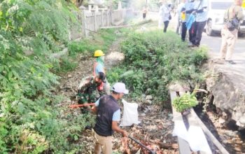 Babinsa Koramil 2302/Bojonegara Gotong Royong Bersama Warga, Wujud Nyata Kemanunggalan TNI dan Rakyat