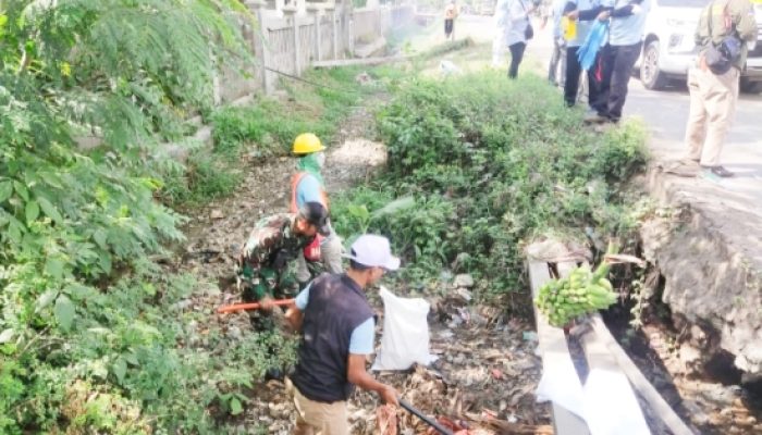 Babinsa Koramil 2302/Bojonegara Gotong Royong Bersama Warga, Wujud Nyata Kemanunggalan TNI dan Rakyat
