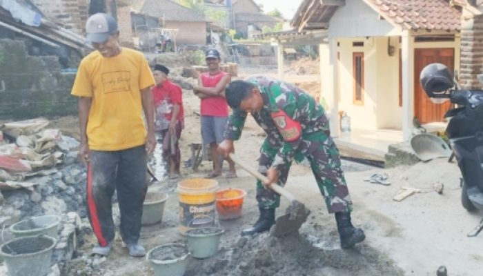 Babinsa Koramil 2307/Ciwandan Perkuat Gotong Royong Lewat Karya Bakti Pembangunan Rumah Warga