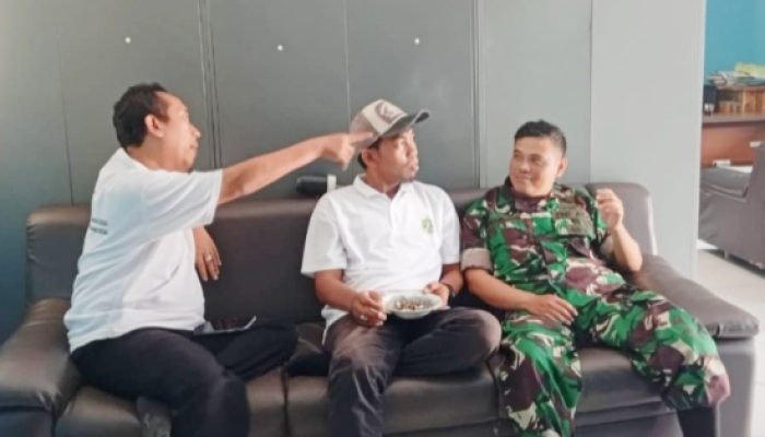 Babinsa Koramil 2304/Anyar Perkuat Sinergi dengan Aparat Desa Lewat Komsos