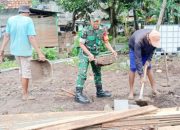Babinsa Koramil 2303/Pulomerak Bersama Warga Wujudkan Kepedulian Lewat Karya Bakti
