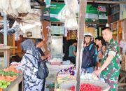 Babinsa Koramil 2305/Cinangka Dukung Perekonomian Warga Lewat Pendampingan Panen dan Pemantauan Harga