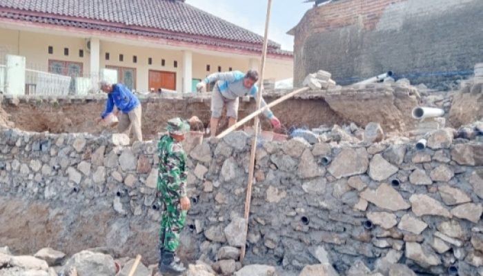 Babinsa Koramil 2304/Anyar Aktif Gelar Karya Bhakti, Wujud Kepedulian TNI Bersama Warga