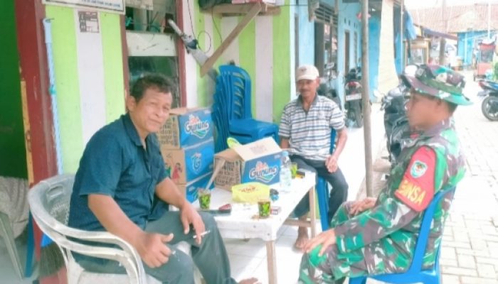 Babinsa Pulomerak Perkuat Keamanan dan Antisipasi Banjir Lewat Komsos