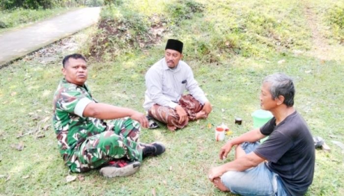 Babinsa Mancak Ajak Warga Perkuat Gotong Royong dan Kepedulian Lingkungan