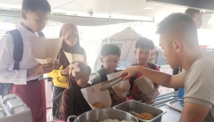 Dapur Umum Polri Terus Beroperasi Layani Pengungsi di Aceh Tamiang dan Sumbar