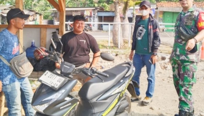 Babinsa Anyar Perkuat Sinergi Kamtibmas dan Kebersihan di Kawasan Wisata