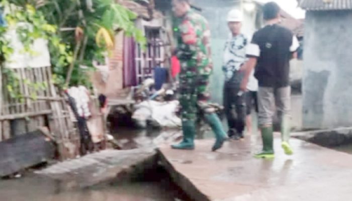 Babinsa Cilegon Sigap Lakukan Puanter, Pantau dan Bantu Warga Terdampak Banjir