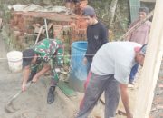 Babinsa Koramil 2306/Mancak Bersama Warga Gotong Royong Bangun Rumah Warga
