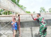 Babinsa Koramil Ciwandan Gotong Royong Bersama Warga, Perbaiki Jalan dan Bangun Rumah di Cilegon