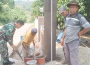 Babinsa Koramil Anyar Kompak Gotong Royong Bantu Pembangunan Rumah dan Pagar Warga