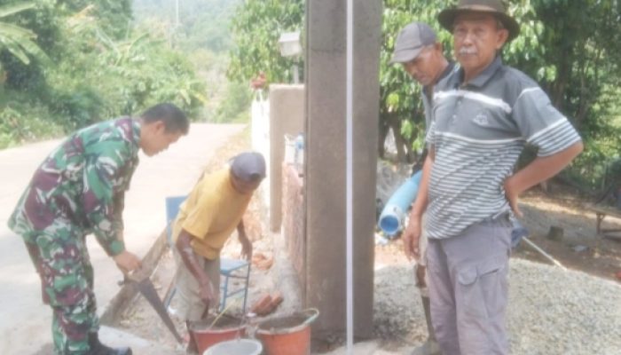 Babinsa Koramil Anyar Kompak Gotong Royong Bantu Pembangunan Rumah dan Pagar Warga