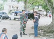 Babinsa Koramil 2305/Cinangka Gencarkan Komsos, Tekankan Kebersihan Lingkungan dan Keselamatan Wisata