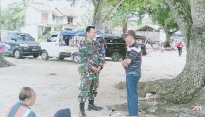Babinsa Koramil 2305/Cinangka Gencarkan Komsos, Tekankan Kebersihan Lingkungan dan Keselamatan Wisata