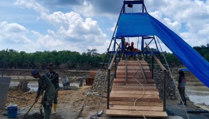 TNI Percepat Pembangunan Jembatan Gantung, Akses Desa Lubuk Sidup Segera Pulih