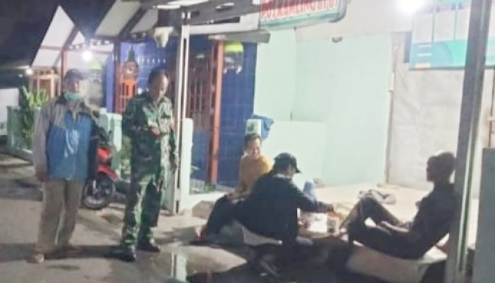 Babinsa Koramil Cilegon Sigap Bintahwil, Bersama Warga Bangun Dapur Darurat Pasca Banjir