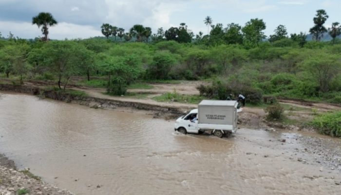 Seberangi Sungai, Petugas SPPG di Pedalaman NTT Bertaruh Nyawa Antar MBG, Harap Jembatan Dibangun