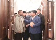 Mahasiswa Asal Papua Gembira Bertemu Prabowo di London, Berikan Karya Buku Terbarunya