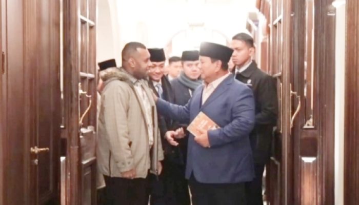Mahasiswa Asal Papua Gembira Bertemu Prabowo di London, Berikan Karya Buku Terbarunya