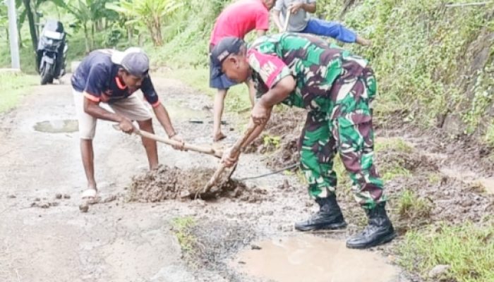 Babinsa Koramil 2303/Pulomerak Gelar Karya Bakti Pembangunan Rumah dan Pembersihan Lingkungan
