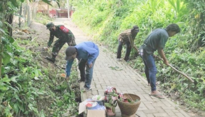 Babinsa Koramil Anyar Aktif Gelar Karya Bhakti, Bantu Rehab Rumah dan Bersihkan Lingkungan Warga