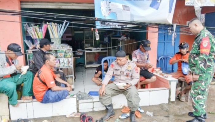 Babinsa Koramil 2305/Cinangka Ajak Warga Tingkatkan Kepedulian Kebersihan Lingkungan