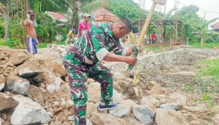 Babinsa Koramil 2302/Bojonegara Gelar Karya Bakti, Wujud Nyata Kepedulian TNI kepada Warga